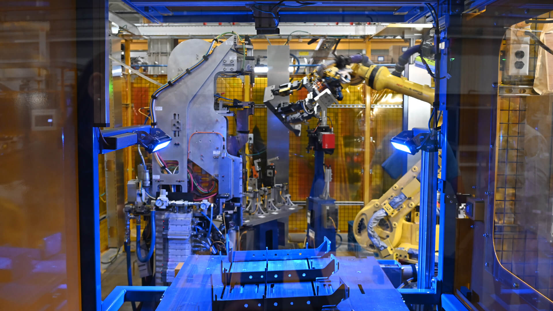 Robotic automation cell used in CenterLine manufacturing solution